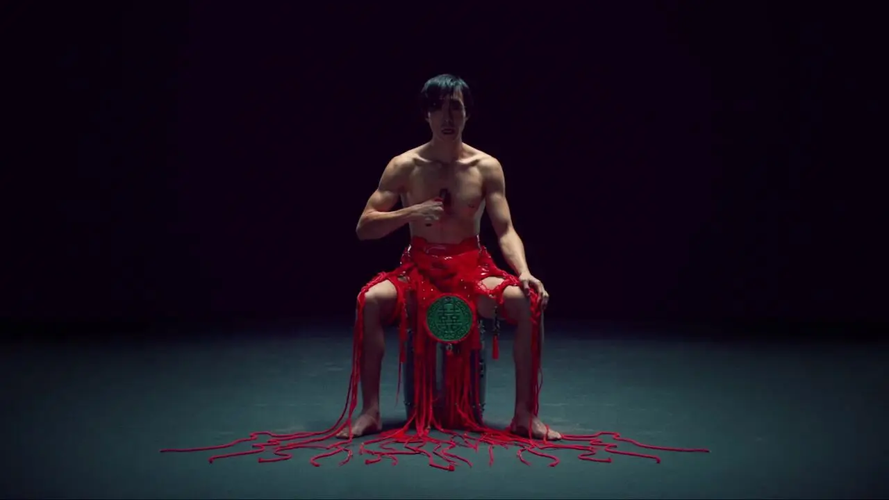 Кадр з фільму «Поцілунок бога-кролика»