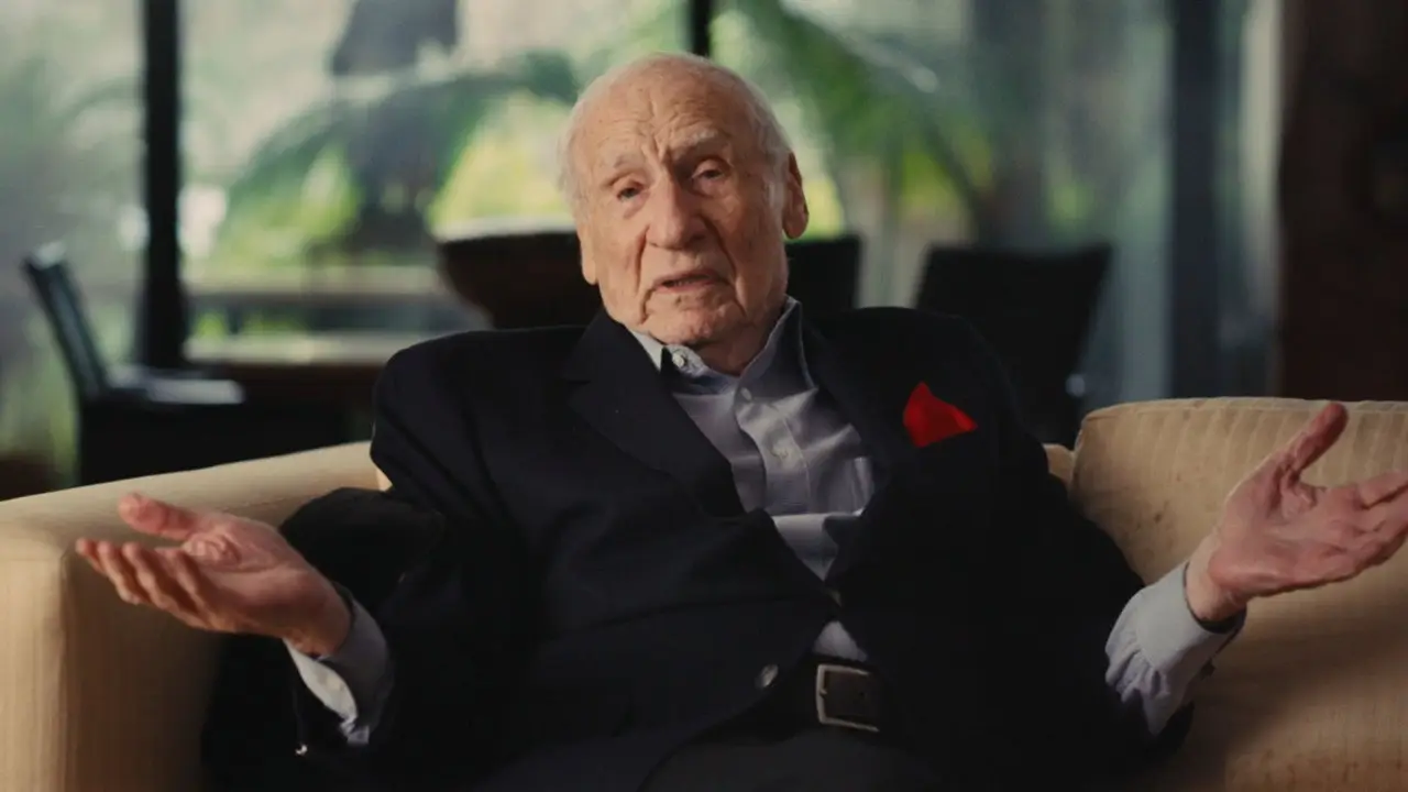 «Мел Брукс: 99-літній чоловік!» — кадр з 1 серії 1 сезону