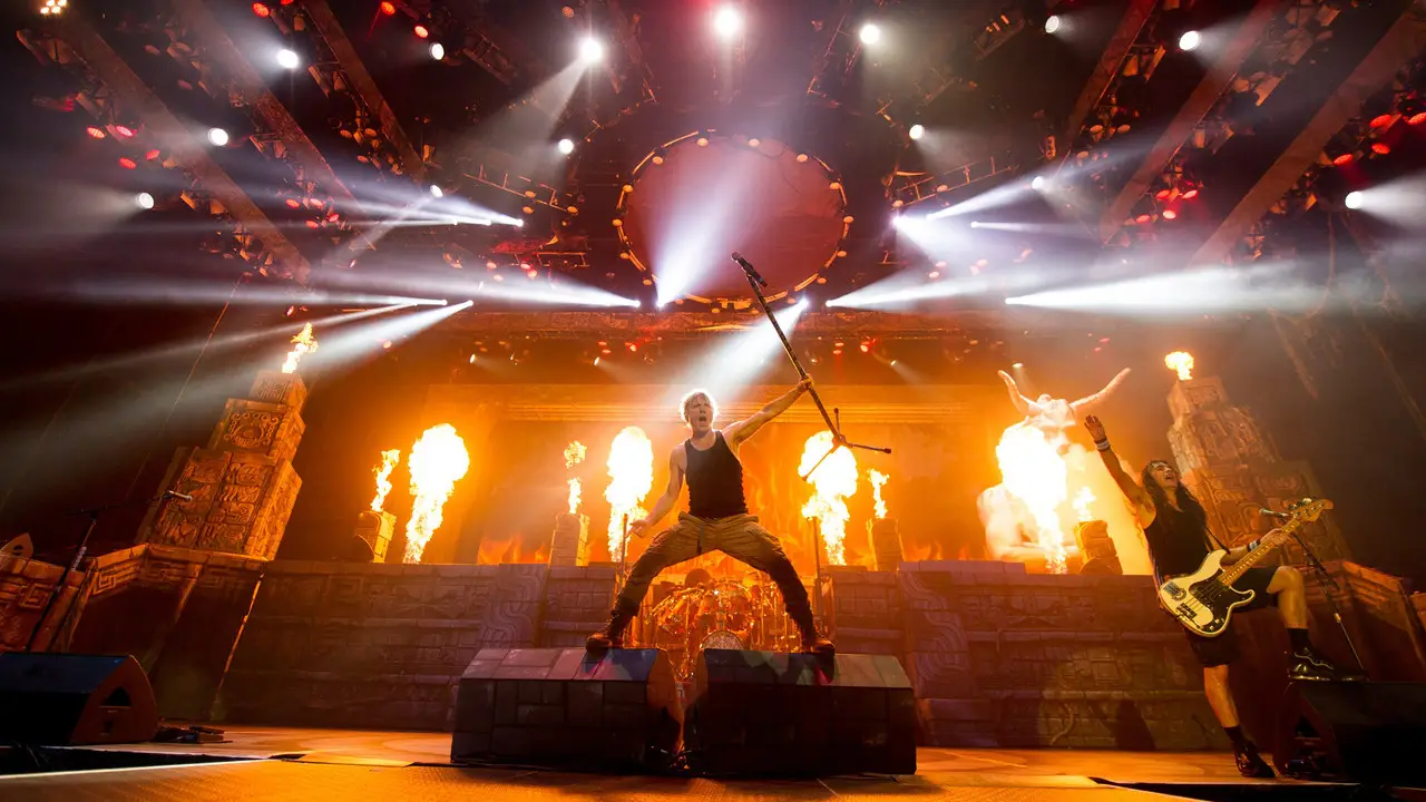 Кадр з фільму «Iron Maiden: Палаючі амбіції»