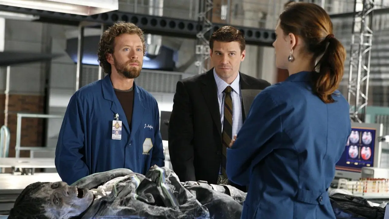 «Кістки» — кадр з 6 серії 1 сезону