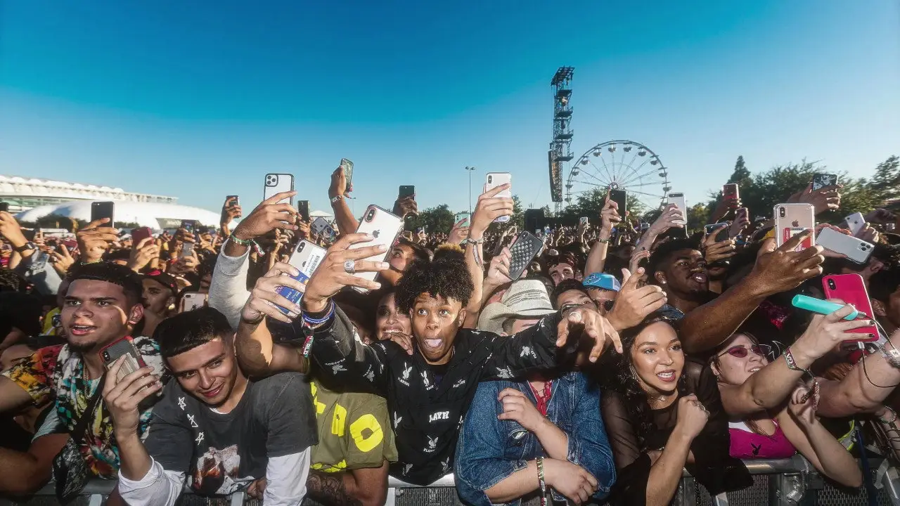 Кадр з фільму «Фіаско: Трагедія на фестивалі Astroworld»