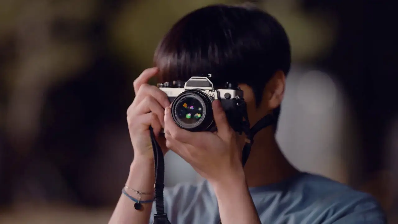 «Світло на мені / Освіти мене» — кадр з 1 серії 1 сезону