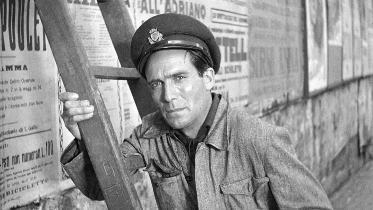 Кадр з фільму «Викрадачі велосипедів»