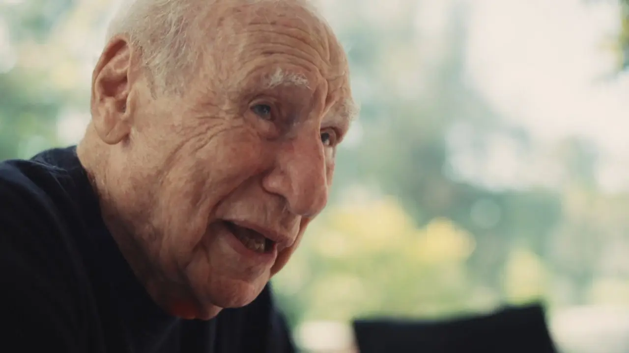 «Мел Брукс: 99-літній чоловік!» — кадр з 2 серії 1 сезону