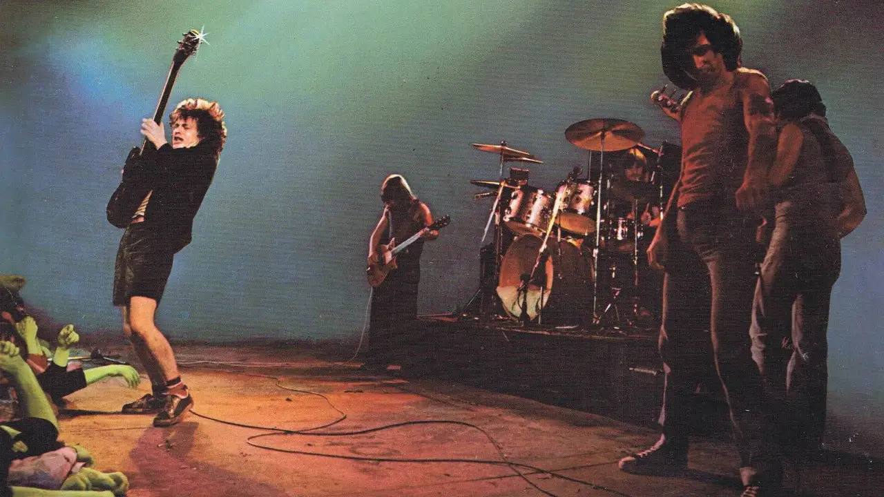 Кадр з фільму «AC/DC: Хай тут буде Рок»