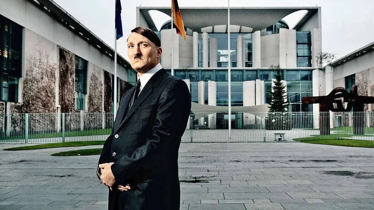 Кадр з фільму «Він знову тут»